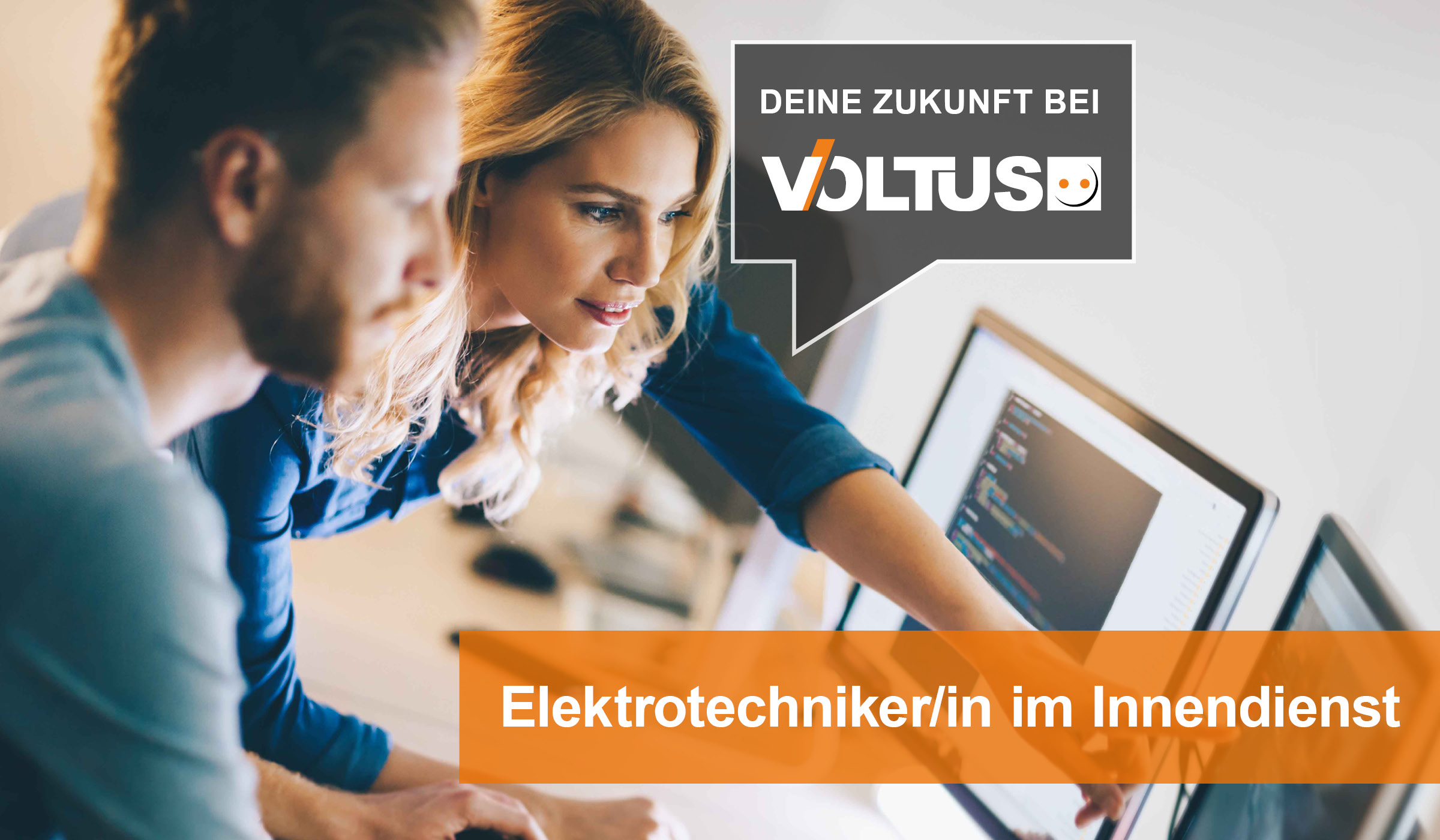 Elektrotechniker_Titelbild_Stellenanzeige_mobil Innendienstmitarbeiter besprechen sich und sitzen vor einem PC